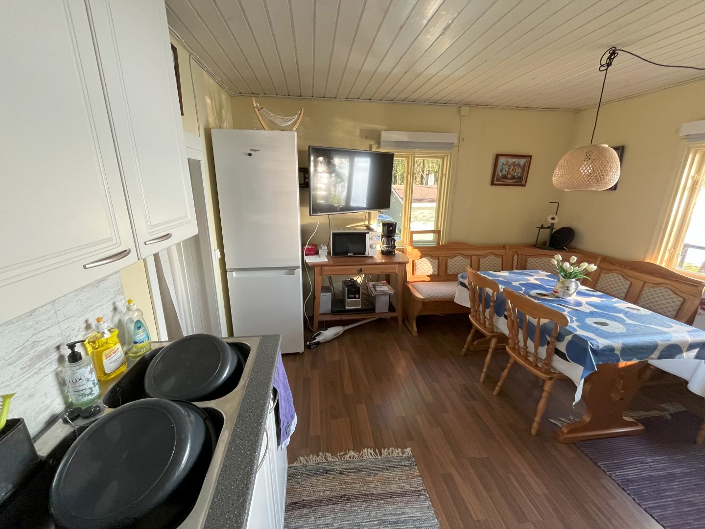 Päämökin keittiö ja olohuone
