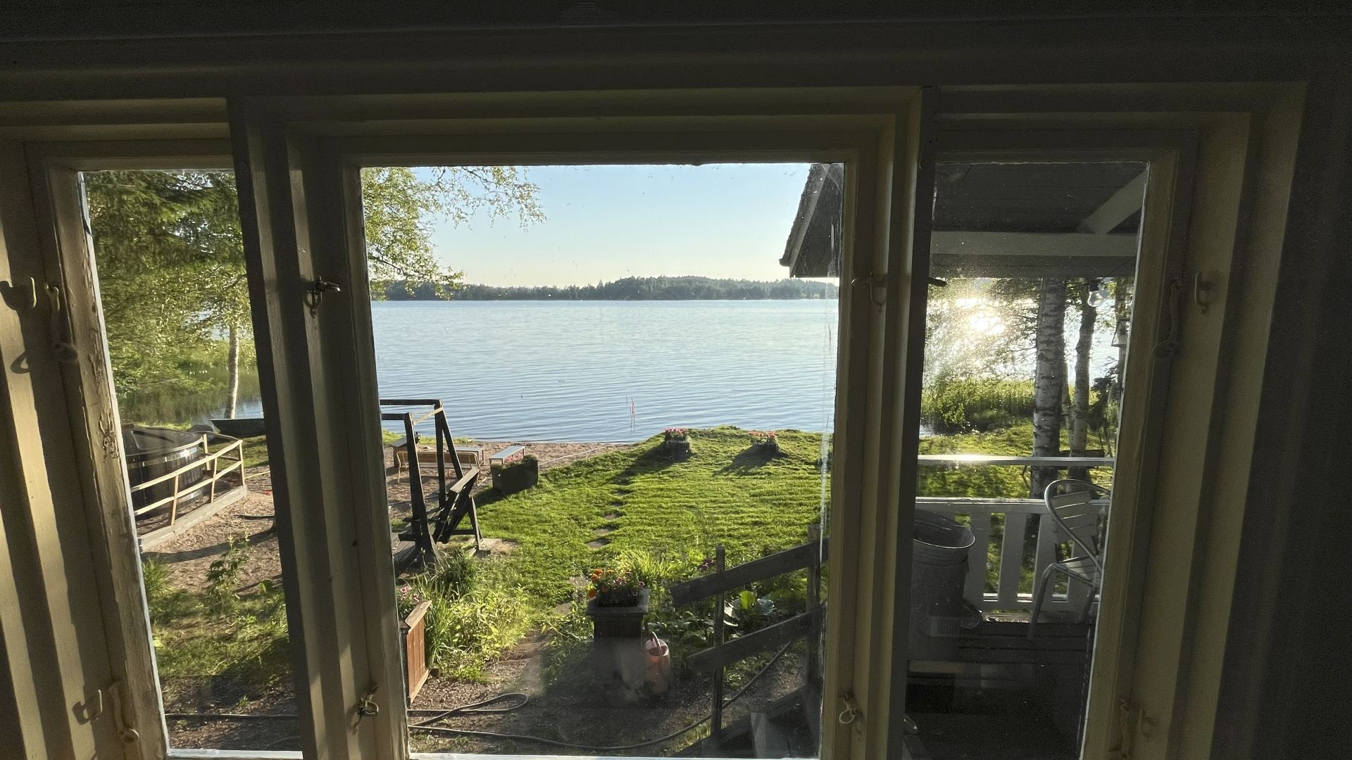 Päämökin järvinäkymä ikkunasta