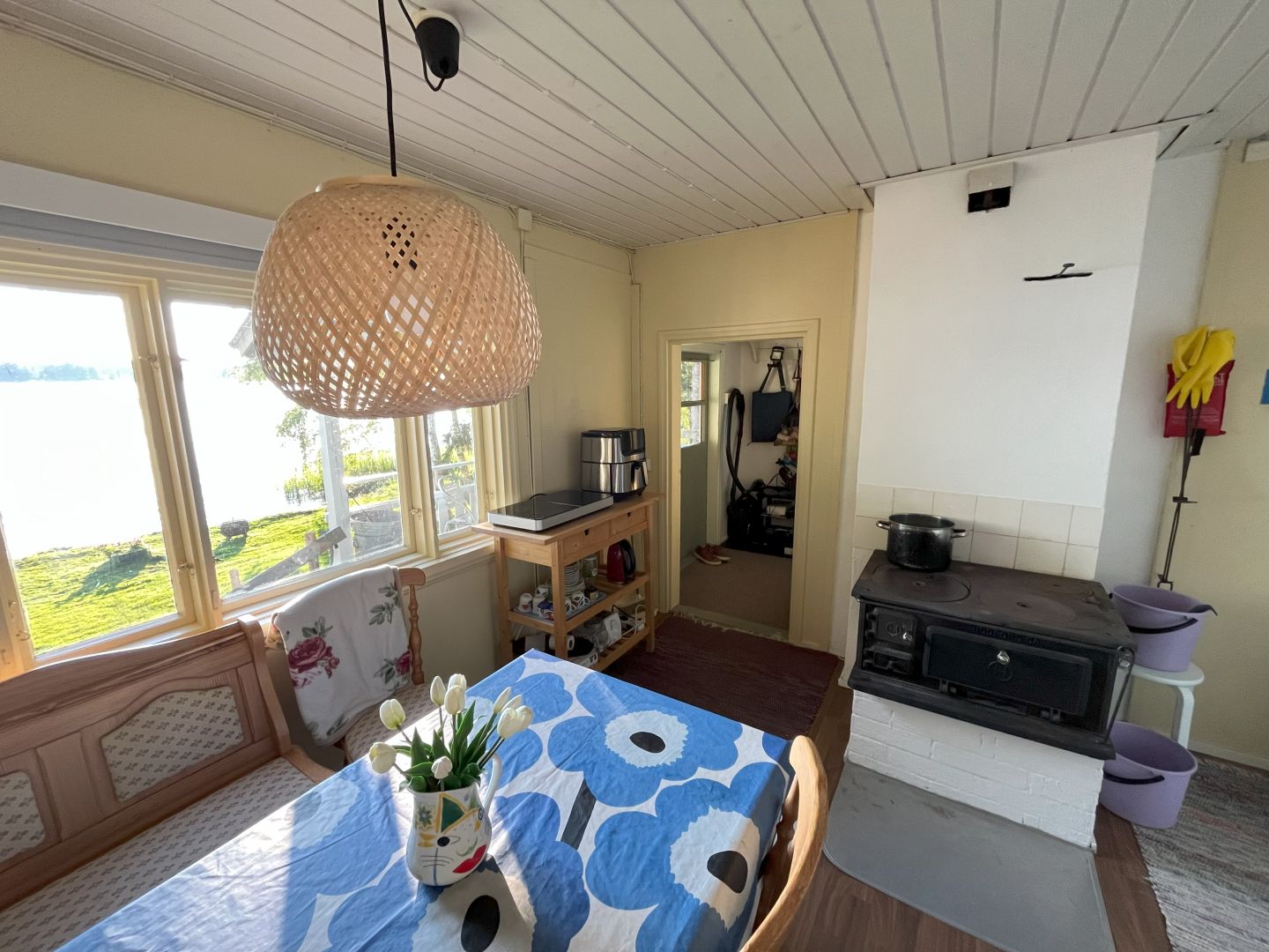 Päämökin keittiö ja olohuone