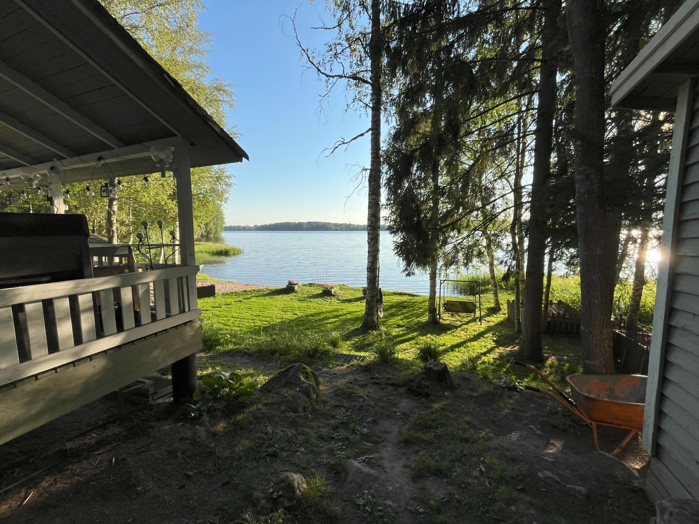 Päämökki (6 henkeä) Rantamökki (2 henkeä) Huvimaja (2 henkeä)